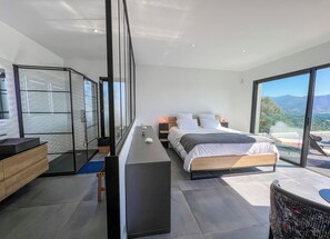 4 bedrooms, desk, iron/ironing board, free WiFi