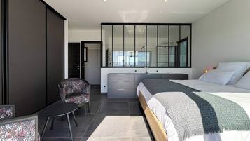 4 slaapkamers, een bureau, een strijkplank/strijkijzer, gratis wifi