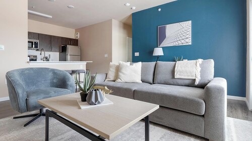 Landing | Chic 1BD, Pool, Gym
