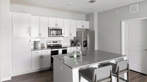 Réfrigérateur, tables à manger