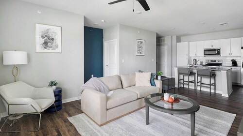 Landing | Spectacular 2BD, Pool, Gym