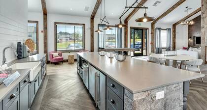 Landing | Modern 2BD, Pool, Gym