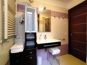 Secadora de cabello, bidet, toallas, jabón