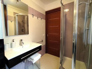 Secadora de cabello, bidet, toallas, jabón 