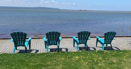 Lakeside Retreat:Stunning Fall Colours, Near City. Pet Friendly!