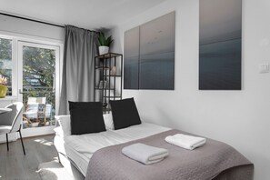 2 bedrooms, desk, iron/ironing board, WiFi