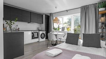 2 bedrooms, desk, iron/ironing board, WiFi