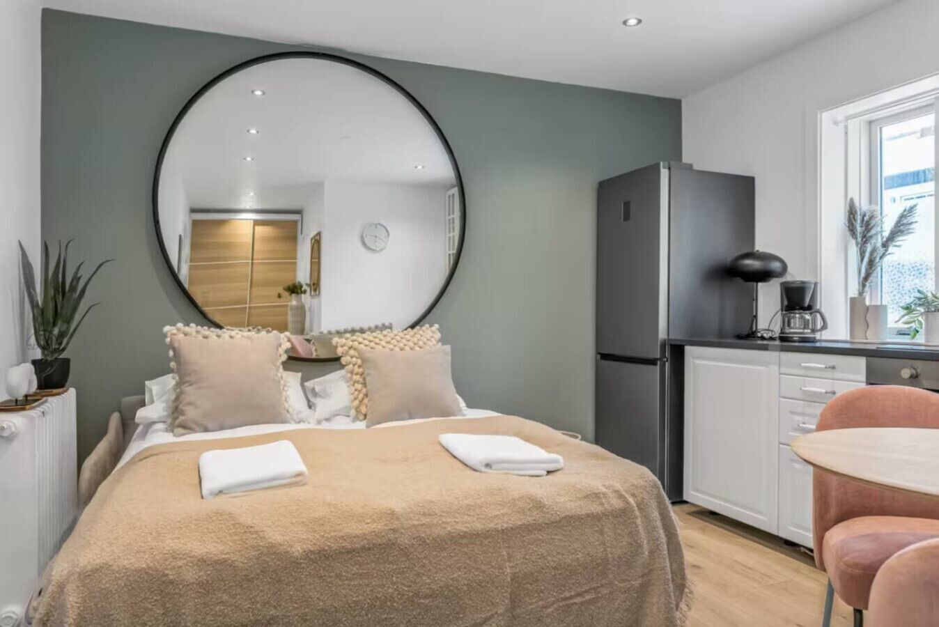 Skrivbord, strykjärn/strykbräda, gratis wi-fi och sängkläder