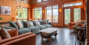 Smart TV, chimenea y libros 