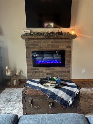 Una Smart TV, una chimenea, libros