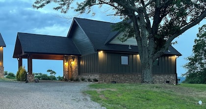 Charming 1-bedroom guesthouse with rustic feel overlooking the city lake