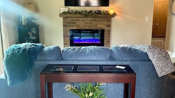 Smart-TV, Kamin, Bücher