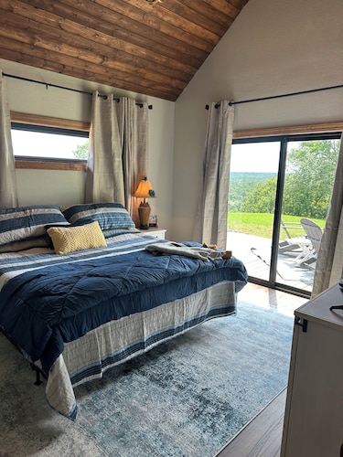 Charming 1-bedroom guesthouse with rustic feel overlooking the city lake