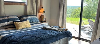 Charming 1-bedroom guesthouse with rustic feel overlooking the city lake