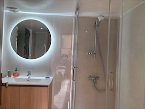 Dusche, Haartrockner, Handtücher, Seife