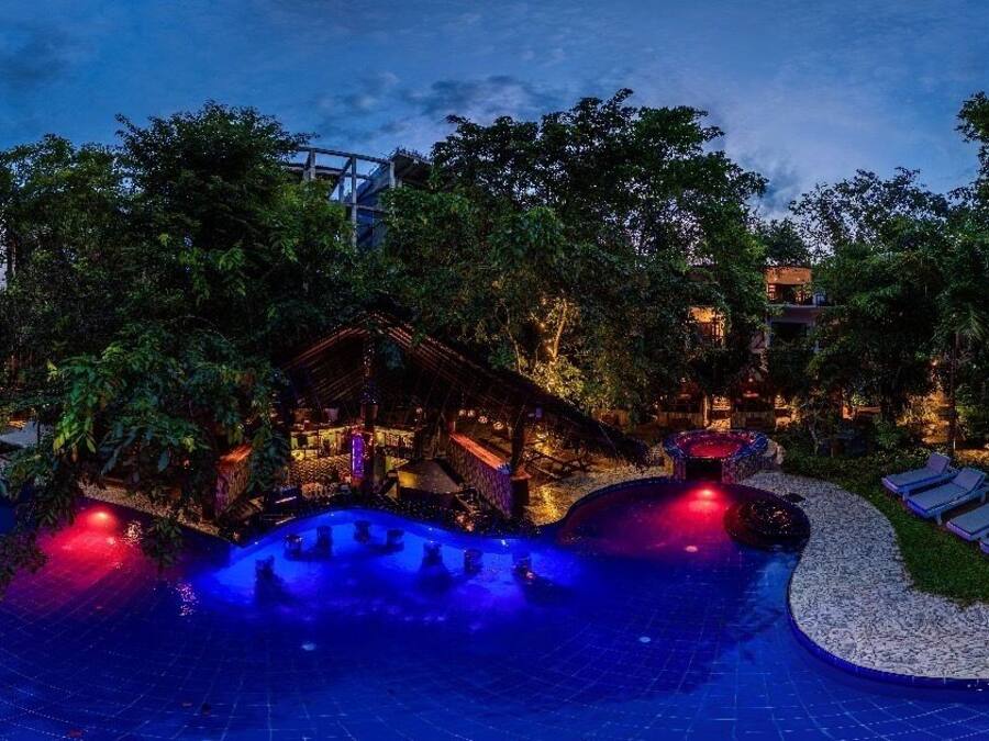 Una piscina al aire libre