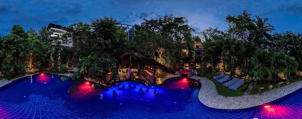 Una piscina al aire libre