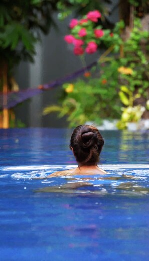 Una piscina al aire libre