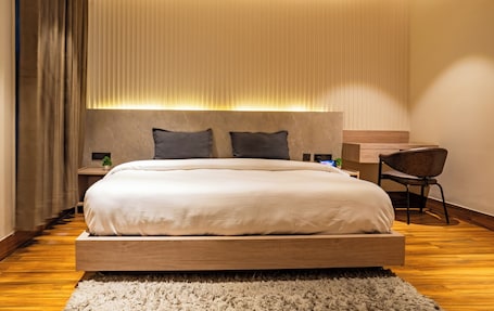 Studio, City View | In-room safe, desk, laptop workspace, blackout drapes