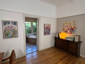 2 bedrooms, iron/ironing board, free WiFi, bed sheets - River Song – A Sanctuary by the Yarra River (Warburton)
