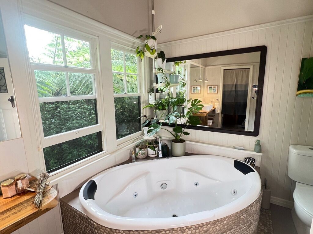 Shower, jetted bath, hair dryer, towels