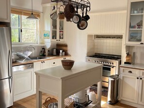 冷蔵庫、電子レンジ、オーブン、コンロ