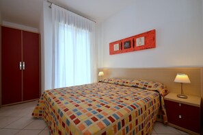 2 bedrooms, Internet - Vacation flat in a contemporary resort (Bibione)