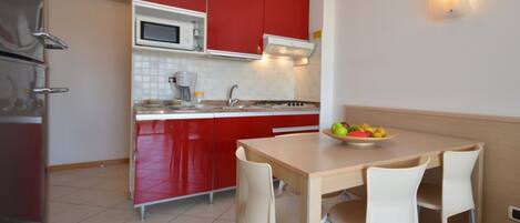 Kjøleskap, kokeplater, kaffetrakter/tekoker og kjøkkenutstyr