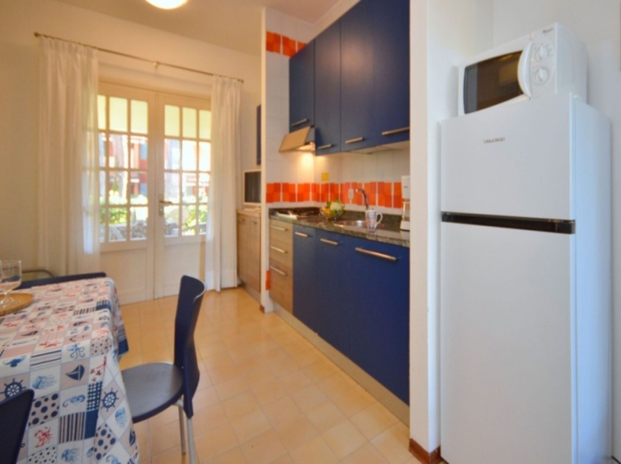 Réfrigérateur, micro-ondes, plaque de cuisson, cafetière/bouilloire