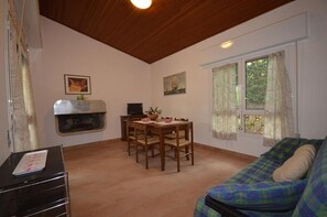 TV - Gorgeous Vacation Flat in a peaceful Holiday Village (Lignano Sabbiadoro)