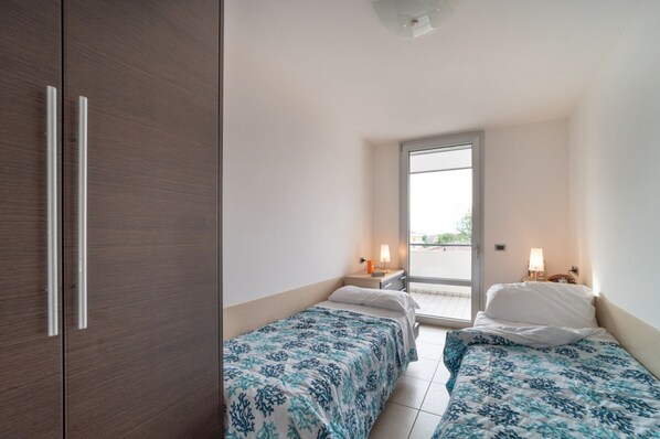 2 habitaciones, tabla de planchar con plancha, internet y ropa de cama 