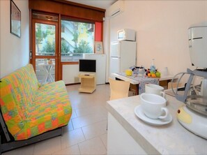 TV - Centrally located compact studio flat (Bibione)