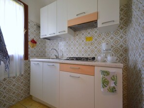 Kühlschrank, Mikrowelle, Herdplatte, Wasserkocher mit Kaffee-/Teezubehör