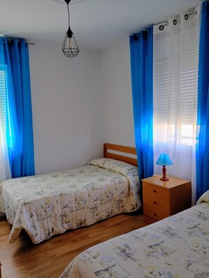 Habitación Confort con 2 camas individuales, vista a la playa | Ropa de cama de alta calidad, edredón, wifi gratis y ropa de cama 
