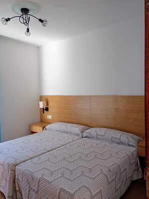 Hochwertige Bettwaren, Daunenbettdecken, kostenloses WLAN, Bettwäsche