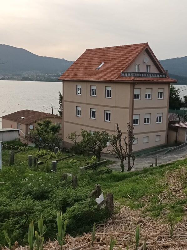 Vista frontal de la propiedad