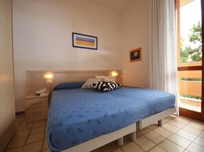 1 bedroom, bed sheets