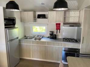 Fridge, microwave, oven, stovetop - Mobil home " Lège Cap-Ferret " 4/6 persons Campsite 4 stars  (Lège-Cap-Ferret)