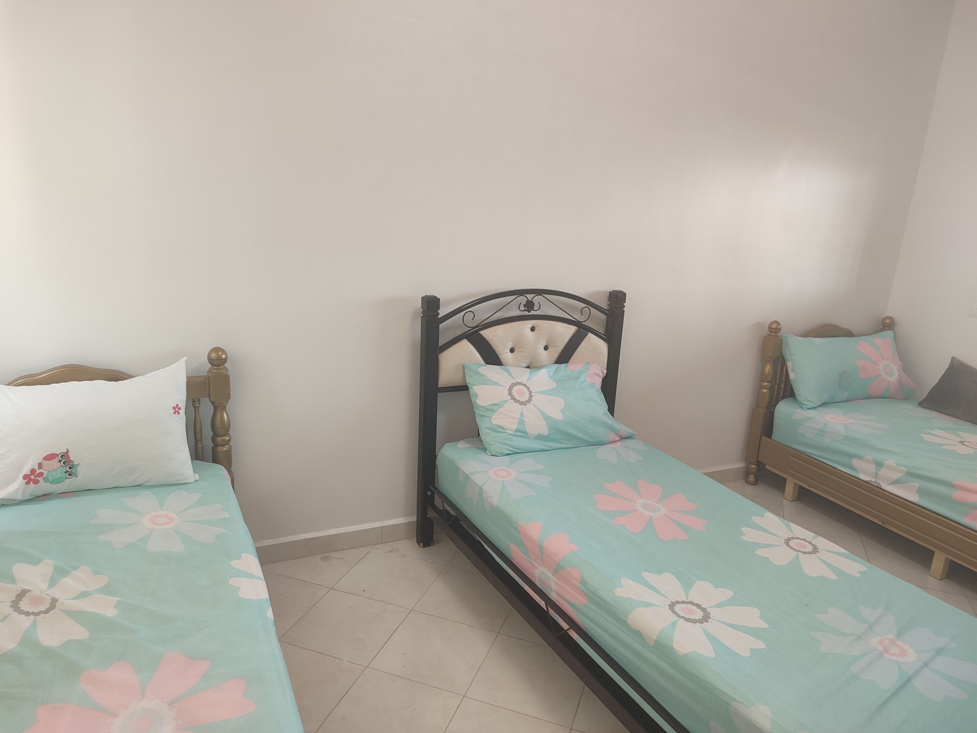 2 habitaciones, tabla de planchar con plancha y cuna de viaje 