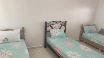 2 habitaciones, tabla de planchar con plancha y cuna de viaje