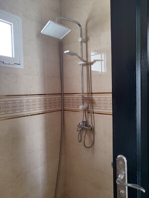 Shower, hair dryer, towels, soap - Large and beautiful app, large stad ibnoubatouta 15mm Tangier Airport (Tanger)