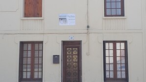 A two-story building with a sign indicating a business on the ground floor. - House "Chez Simone" Le Tréport Walks or bike rides Pets welcome! (Le Tréport)