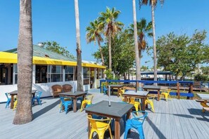 Outdoor dining - Little Harbor Resort #301 Tampa Bay FL Beach, Nautical Paradise (Ruskin)