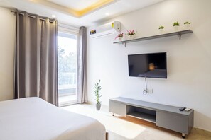 Studio, byutsikt | Safe på rommet, skrivebord og skrivebord for bærbar PC