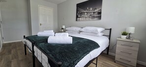 4 bedrooms, free WiFi, bed sheets - 4 Bed Apartment in Warwick (Warwick)