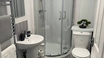 Apartment | Bathroom | Shower, towels