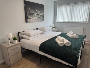 4 bedrooms, free WiFi, bed sheets - 4 Bed Apartment in Warwick (Warwick)