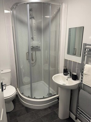 Appartement | Salle de bain | Douche, serviettes fournies