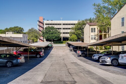 Balcony, Walk to Hospital: Condo in San Antonio