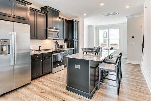 2 Mi to Uptown Charlotte: Townhome w/ Balconies!